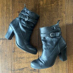 Born Women's Black Leather Ankle Boots with buckle straps and side zips. Sz 39